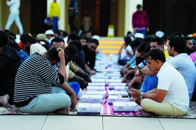 تجهيزات وعمل دؤوب لتقديم الخدمة الأمثل للصائمين