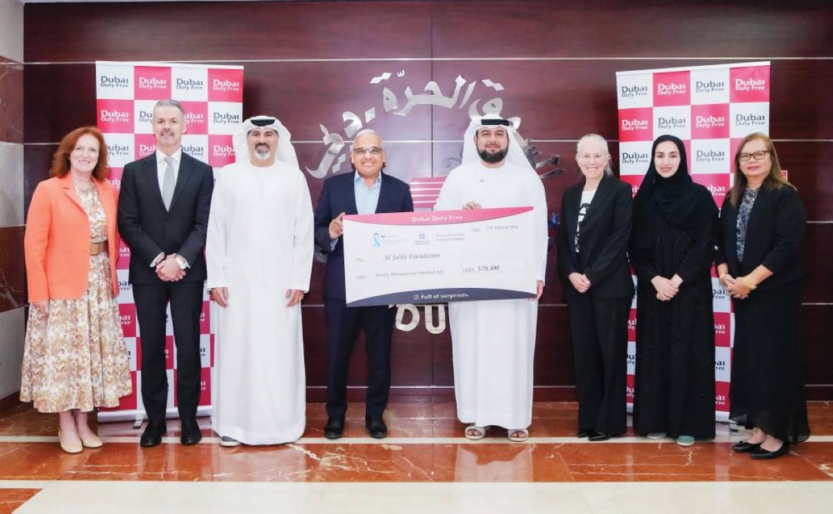 خلال تقديم التبرع إلى عامر الزرعوني بحضور صلاح تهلك وبرنارد كريد