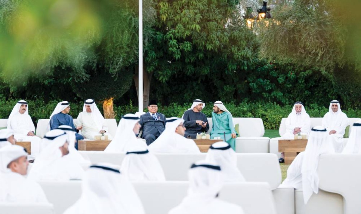 رئيس الدولة خلال استقبال محمد بن راشد وسلطان القاسمي وحمد الشرقي وسعود المعلا وسعود بن صقر بحضور رئيس إندونيسيا ومنصور بن زايد 