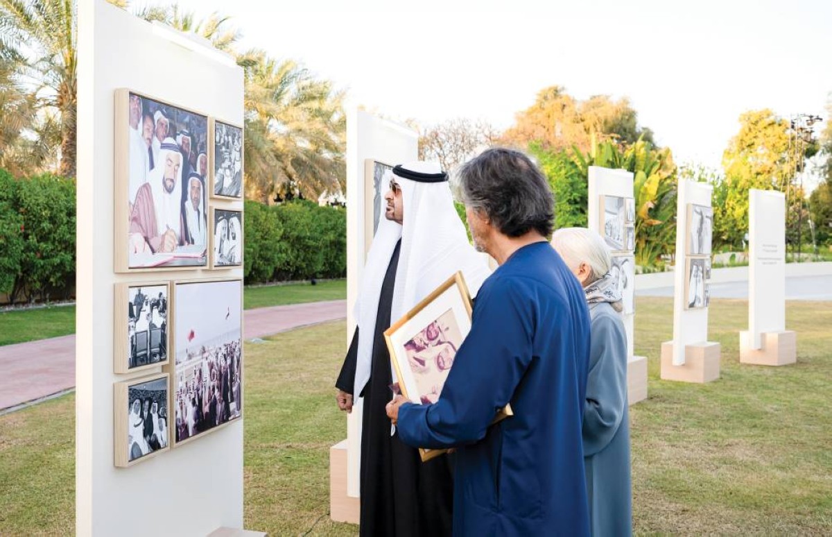  محمد بن زايد لدى تفقده معرضاً للصور التي التقطها الراحل راميش شوكلا في 2 ديسمبر 1971 