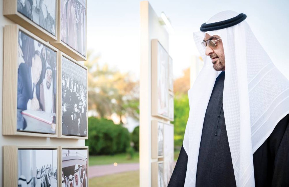  رئيس الدولة خلال اطلاعه على الصور التاريخية 