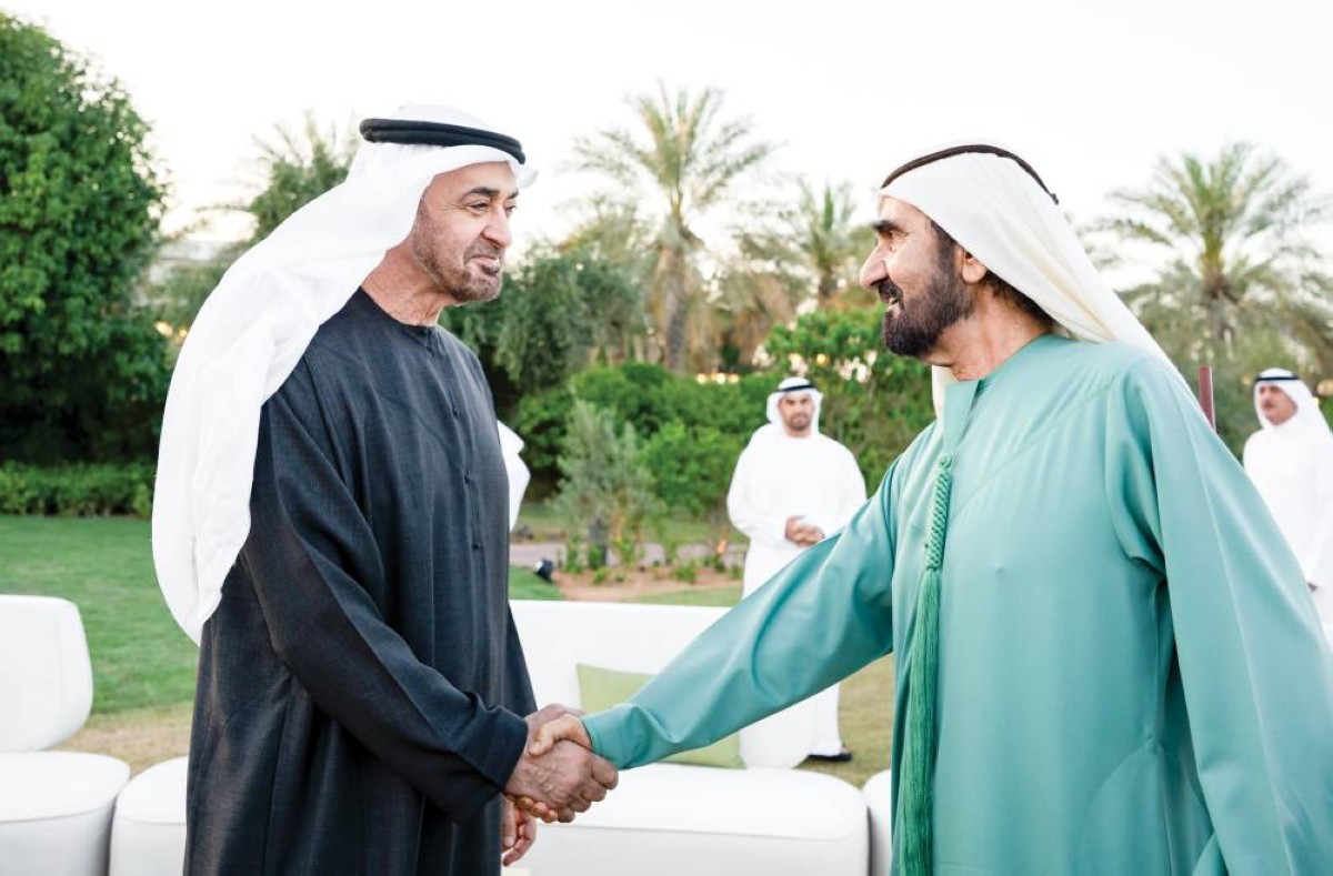 محمد بن زايد مصافحاً محمد بن راشد 