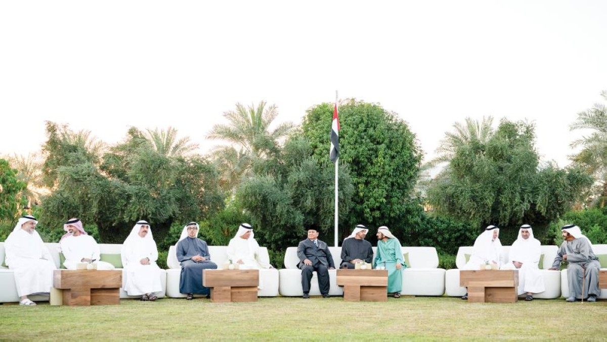 رئيس الدولة خلال استقبال محمد بن راشد وسلطان القاسمي وحمد الشرقي وسعود المعلا وسعود بن صقر بحضور رئيس إندونيسيا ومنصور بن زايد وسلطان بن محمد بن سلطان وعمار النعيمي وسيف بن محمد