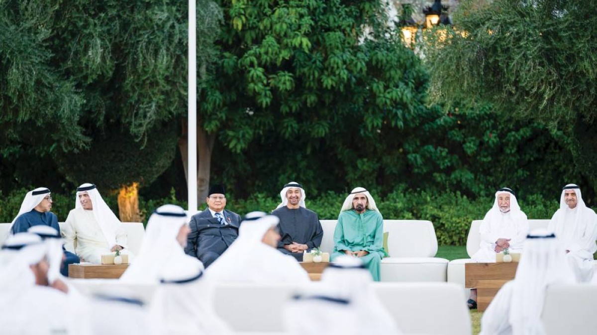  محمد بن زايد ومحمد بن راشد وسلطان القاسمي وحمد الشرقي وسعود بن صقر ومنصور بن زايد ورئيس إندونيسيا 