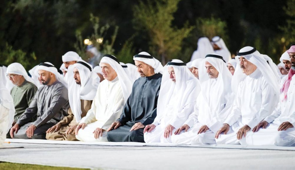  محمد بن زايد وسلطان القاسمي وحمد الشرقي وسعود المعلا وسعود بن صقر وعمار النعيمي وسيف بن زايد أثناء أداء الصلاة 