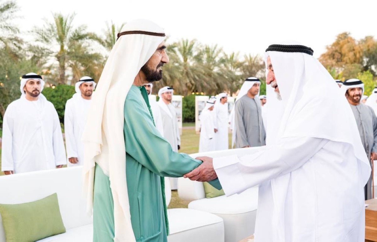  محمد بن راشد مصافحاً سلطان القاسمي بحضور سيف بن محمد وسلطان السبوسي والمسؤولين 