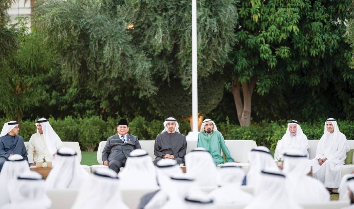  محمد بن زايد خلال استقبال محمد بن راشد وسلطان القاسمي وحمد الشرقي وسعود القاسمي بحضور برابوو سوبيانتو ومنصور بن زايد 