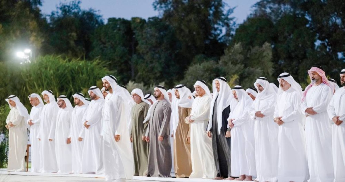  محمد بن زايد والحكام وأولياء العهود والشيوخ يؤدون صلاة المغرب  