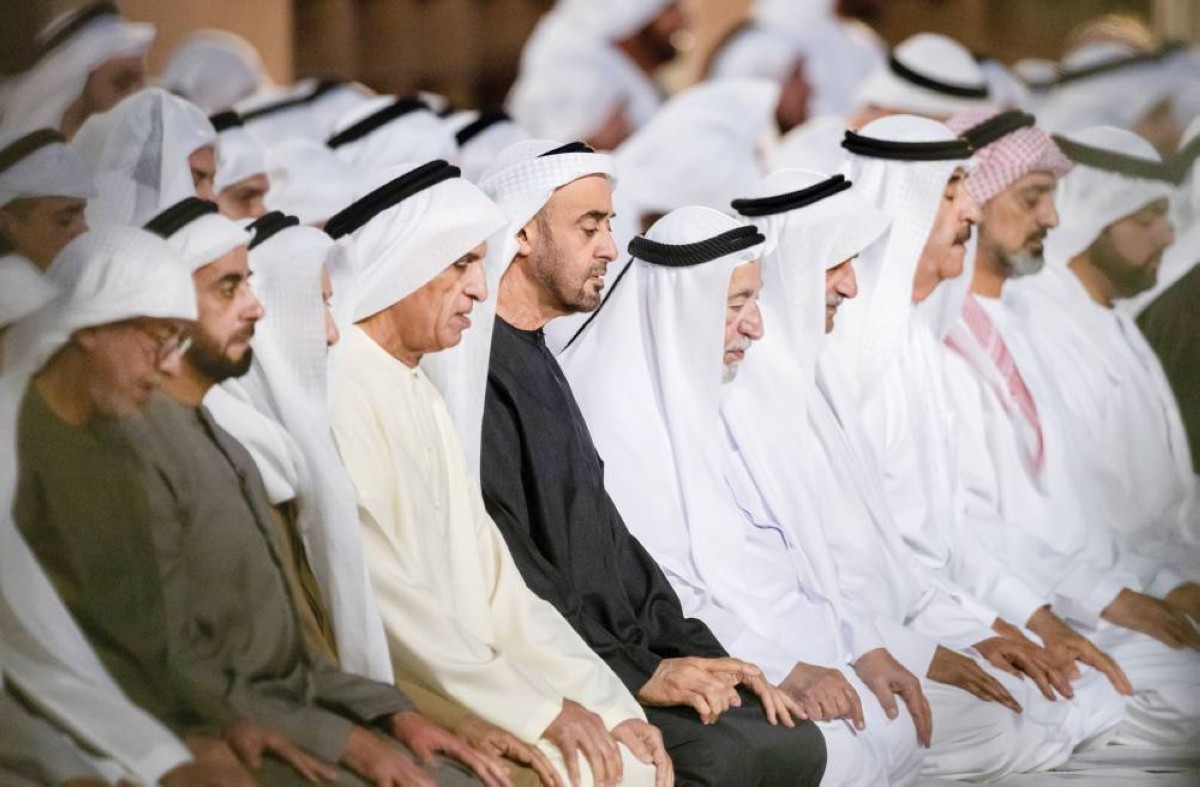  محمد بن زايد وسلطان القاسمي وحمد الشرقي وسعود المعلا وسعود بن صقر وعمار النعيمي ومحمد بن حمد وسيف بن زايد خلال تأدية الصلاة 