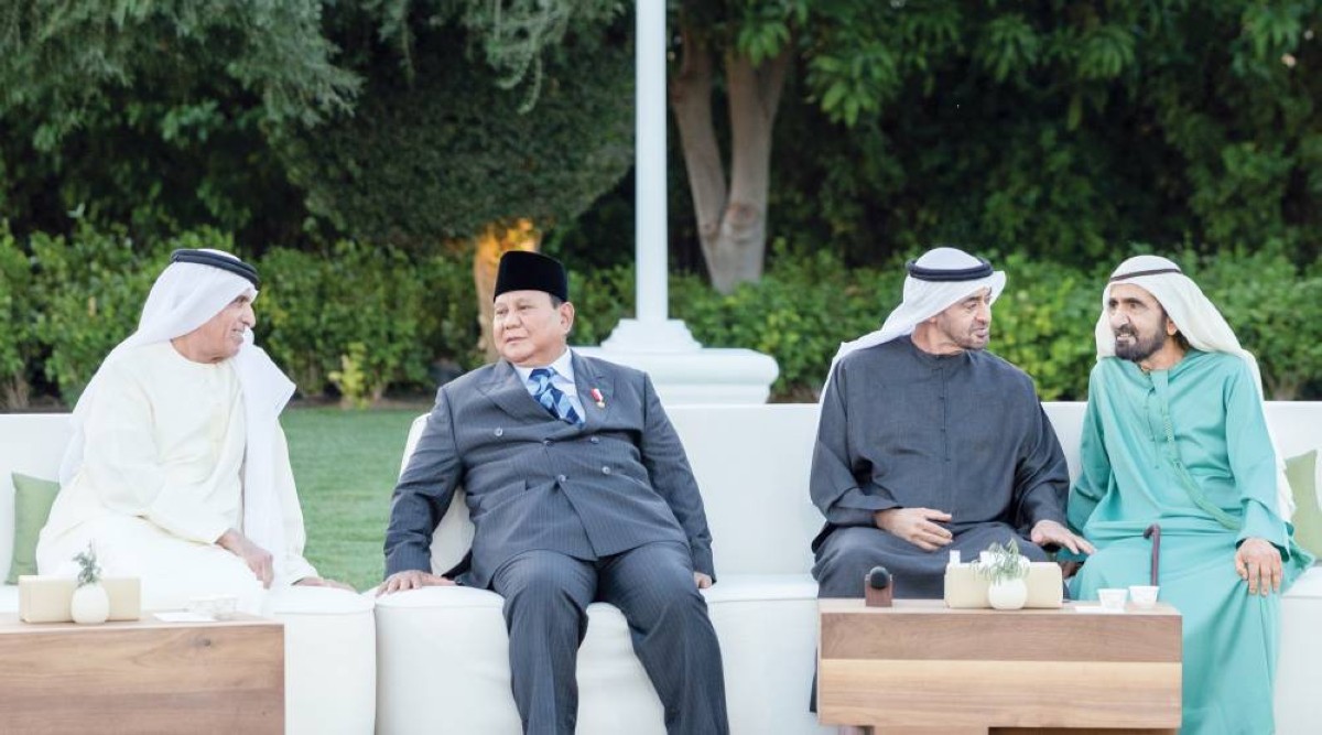  محمد بن زايد في حديث مع محمد بن راشد بحضور سعود بن صقر وبرابوو سوبيانتو 