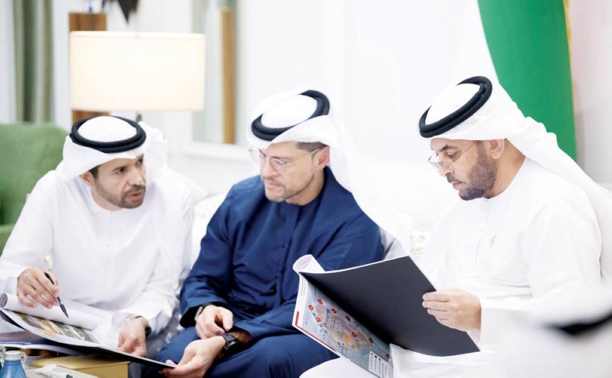 حمدان بن زايد خلال استقبال محمد الشرفاء