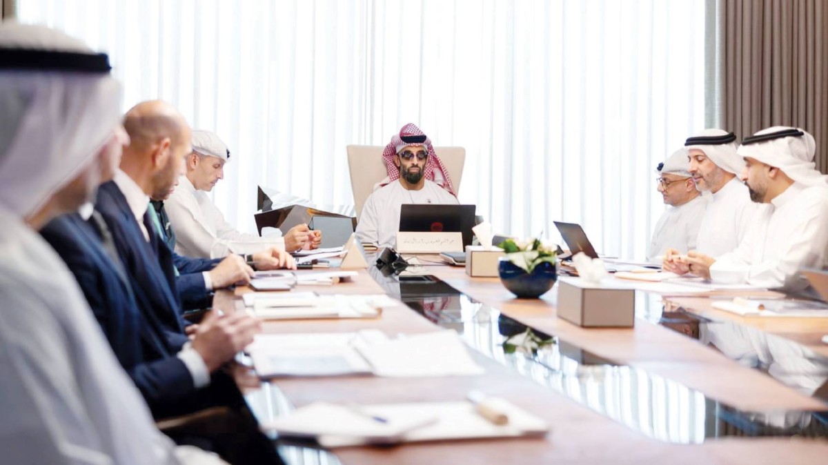 طحنون بن زايد مترئساً الاجتماع بحضور خلدون المبارك وقيادات الشركة