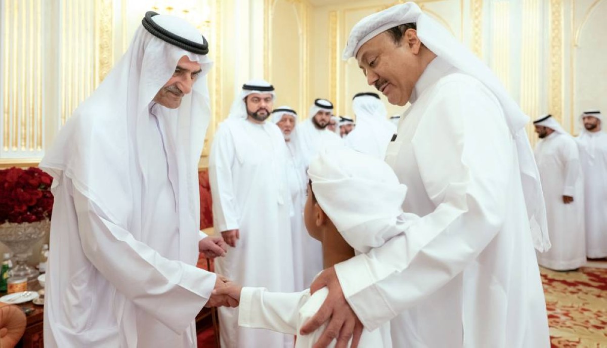 حمد الشرقي خلال استقبال المهنئين بشهر رمضان بحضور محمد بن حمد