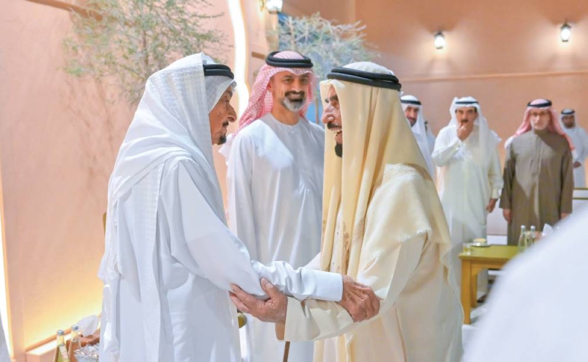 حميد النعيمي وعمار بن حميد خلال استقبال المهنئين بحلول الشهر الفضيل