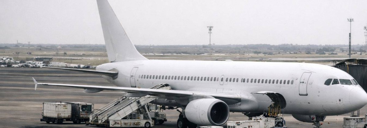 بيانات: شركات الطيران ألغت نحو نصف رحلاتها لقطر وإسرائيل اليوم