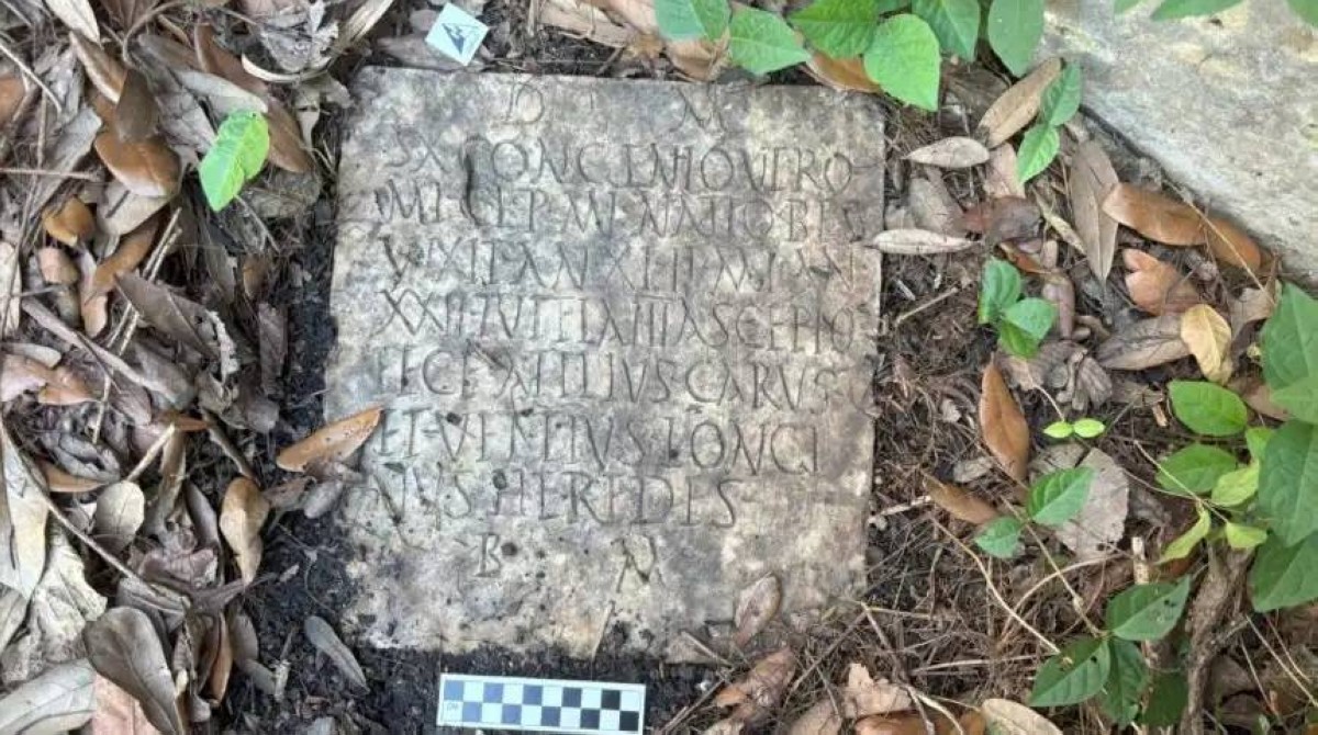 لوحة رخامية منحوتة باللاتينية عمرها 1900 عام