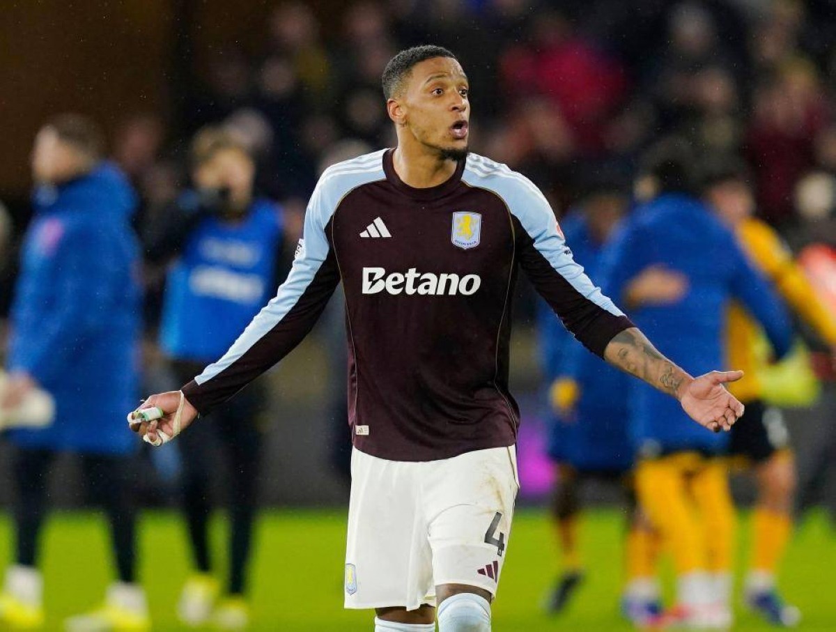 قائد أستون فيلا يشتبك مع جماهير فريقه