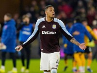 قائد أستون فيلا يشتبك مع جماهير فريقه