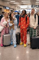 مطار يحظر «البيجاما»