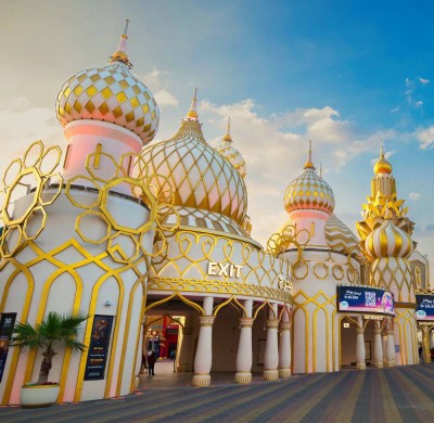 القرية العالمية تغلق أبوابها اليوم