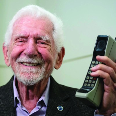 الهاتف الذكي.. كف صغيرة تدير العالم