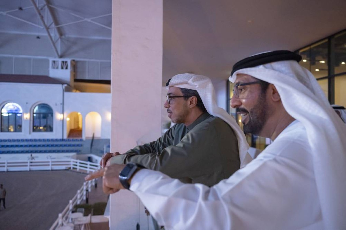 منصور بن زايد يزور ساحة الخيل في نادي أبوظبي للفروسية