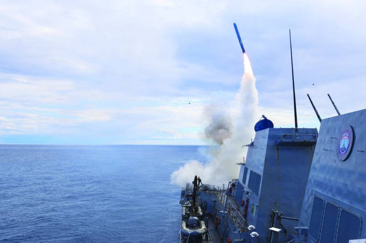  المدمرة «يو إس إس توماس هودنر» خلال إطلاقها صواريخ على أهداف في إيران  