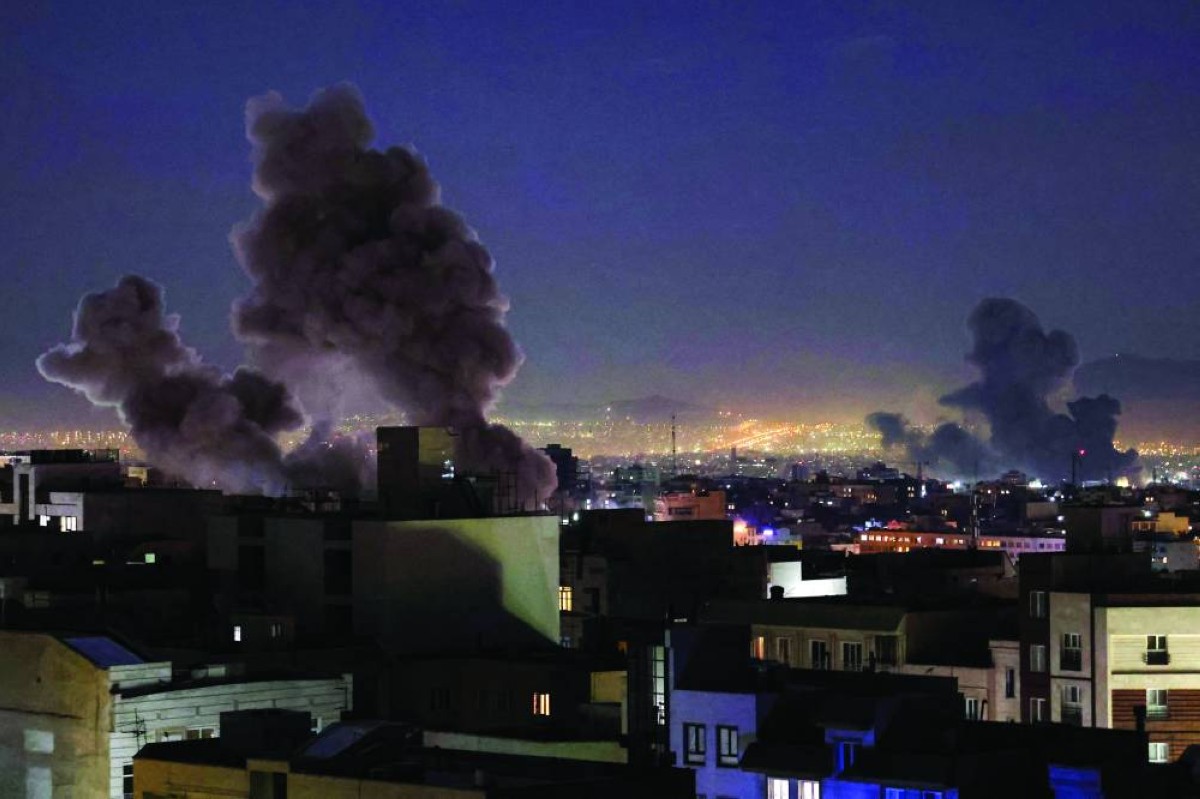 أعمدة الدخان تتصاعد من قلب طهران بعد تعرضها لهجمات صاروخية