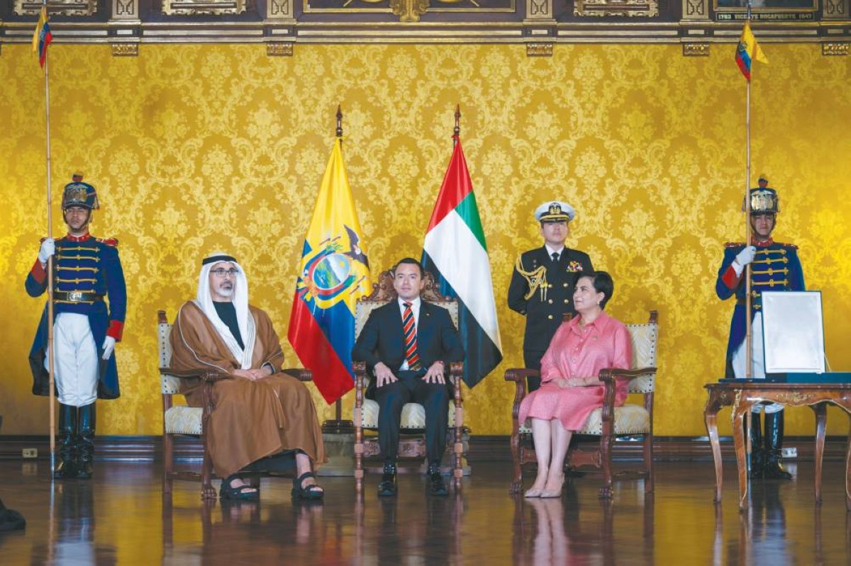 خالد بن محمد ودانيال نوبوا خلال اللقاء بحضور ماريا روسيرو 