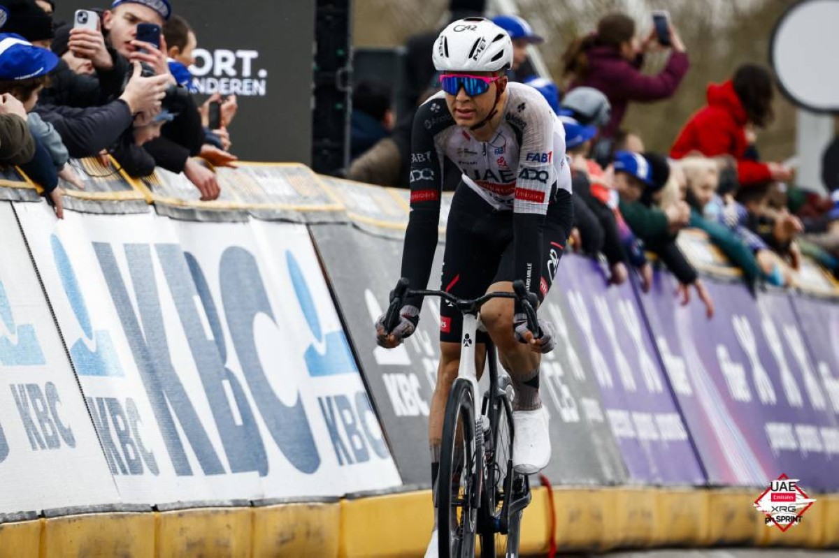 «الإمارات للدراجات» يعتلي منصات أوروبا في انطلاقة كلاسيكيات الموسم