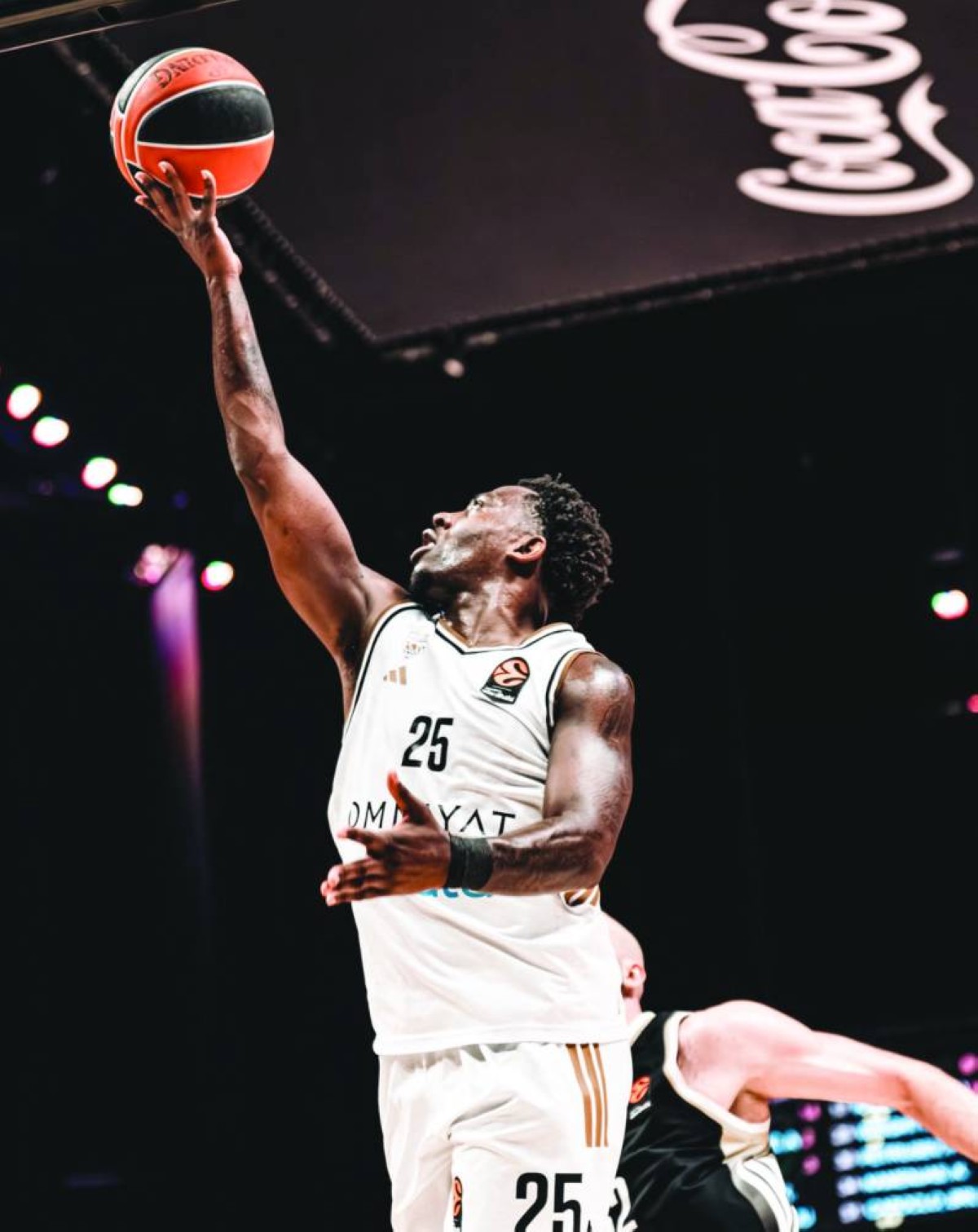 ماكينلي رايت لاعب نادي دبي للسلة يفوز بجائزة لاعب الشهر في اليوروليغ