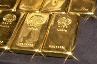 الذهب يلمع من جديد ويرتفع 3‎%