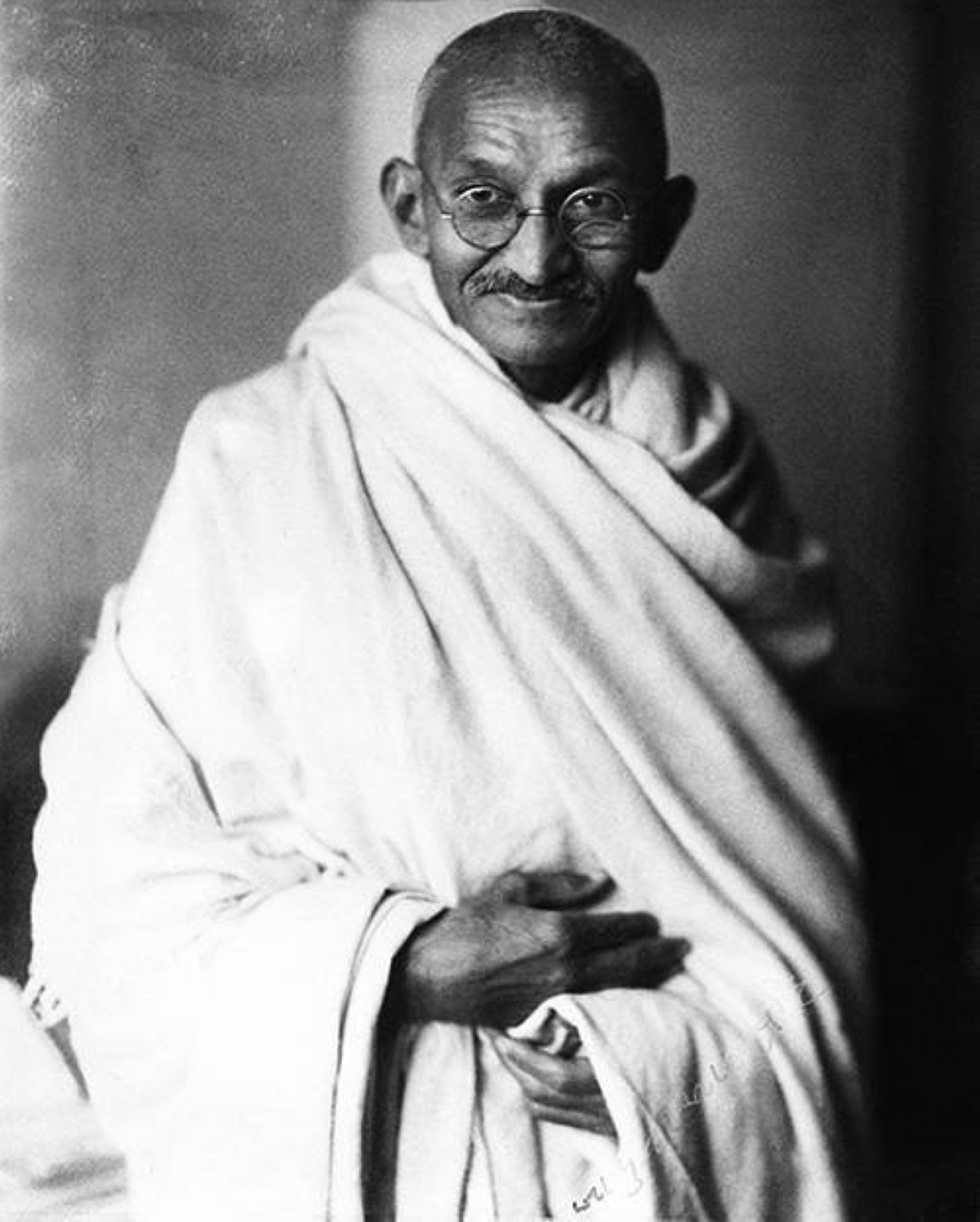 1939 غاندي يبدأ اعتصاما في مومباي دفاعاً عن وحدة الهند واستقلالها.