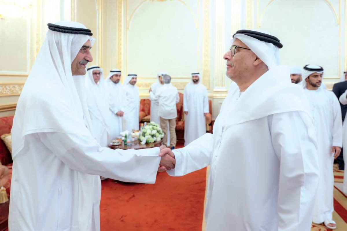 حمد الشرقي متقبلاً تهاني عبدالرحمن العور 