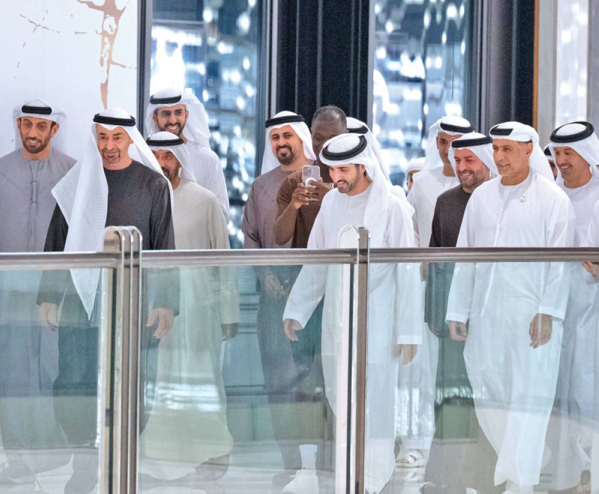  محمد بن زايد يرافقه حمدان بن محمد خلال الجولة في «دبي مول» بحضور عدد من الشيوخ والمسؤولين 