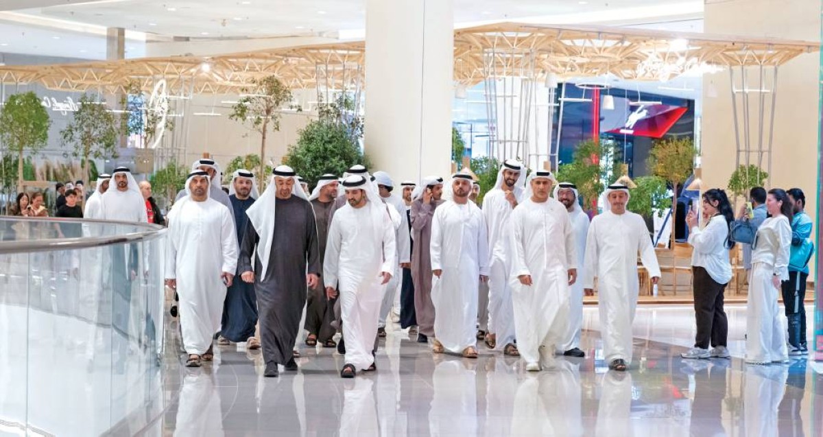 محمد بن زايد خلال الجولة يرافقه حمدان بن محمد وحمدان بن محمد بن زايد ومحمد بن حمد بن طحنون وعلي الشامسي وعمر العلماء وفيصل البناي والمسؤولون