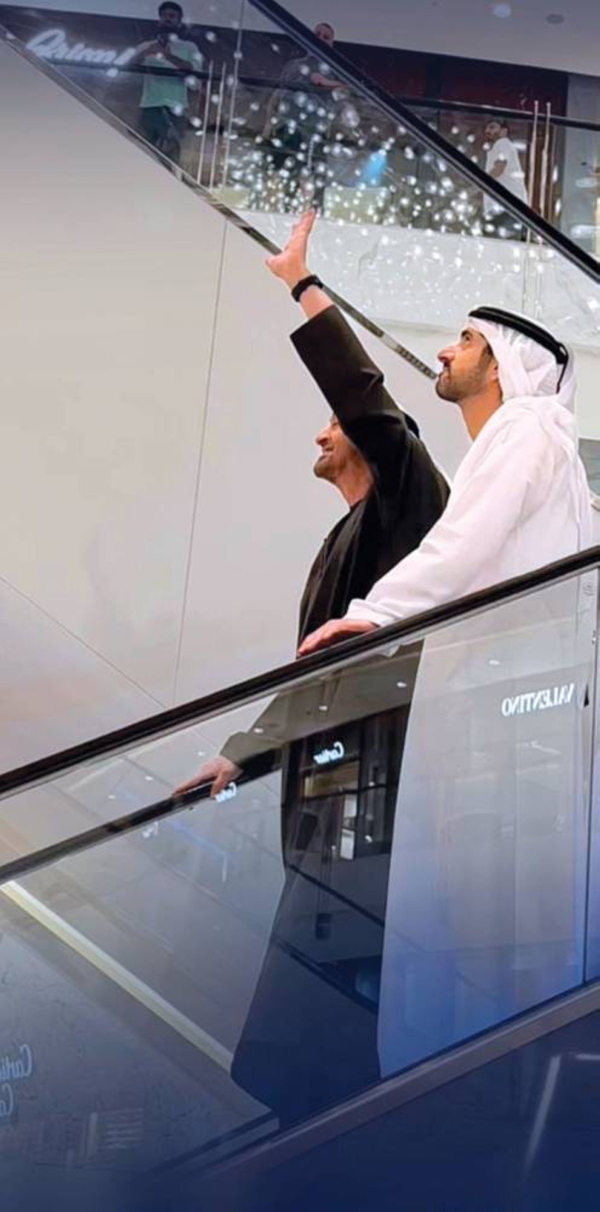  محمد بن زايد وحمدان بن محمد يحييان رواد «دبي مول» 
