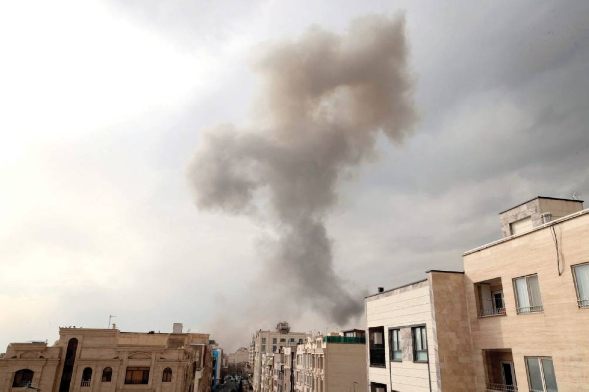 تصاعد سحابة من الدخان عقب غارة أمريكية إسرائيلية على طهران 


