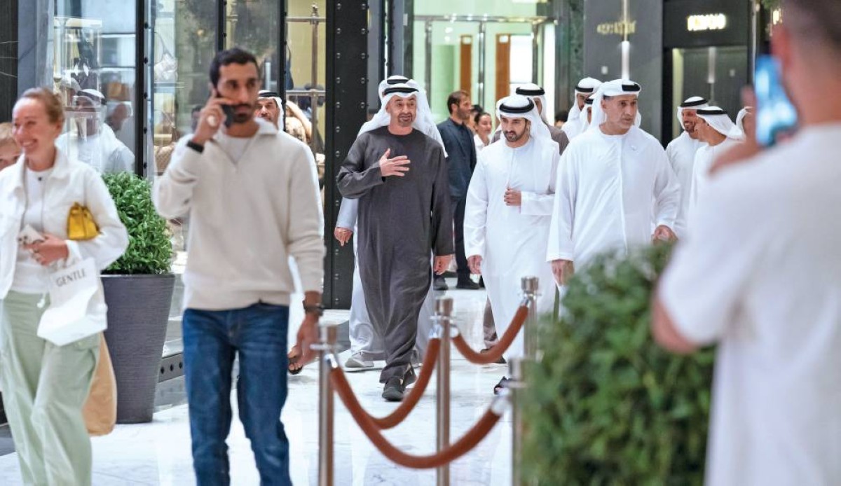  محمد بن زايد خلال الجولة يرافقه حمدان بن محمد والمسؤولين 