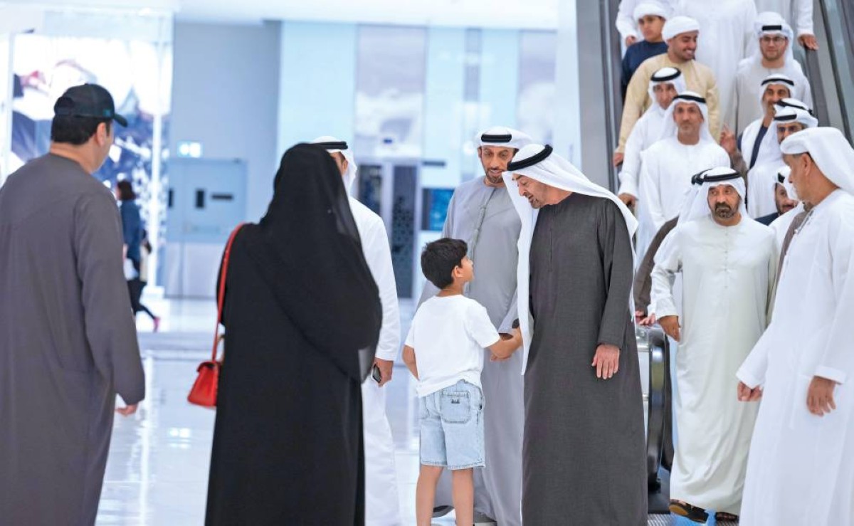  محمد بن زايد خلال الجولة بحضور حمدان بن محمد بن زايد وأحمد بن سعيد وسعيد بن مكتوم ومحمد المزروعي 