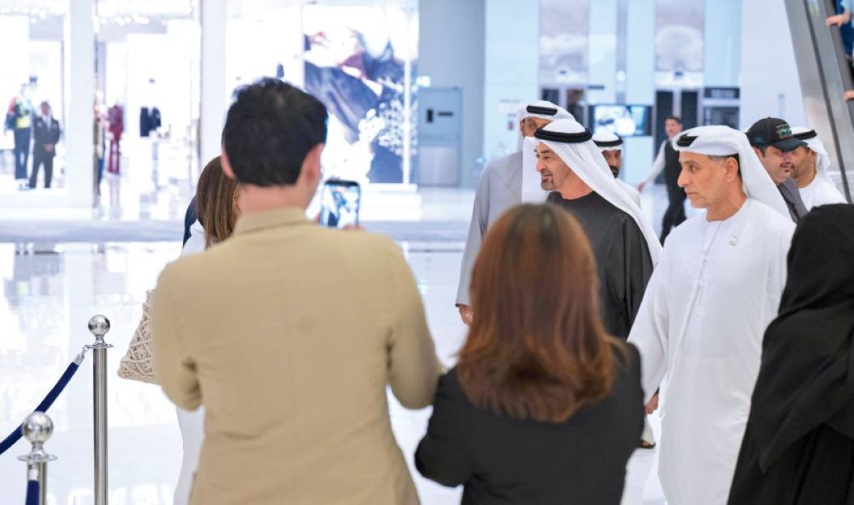 محمد بن زايد خلال الجولة في دبي مول