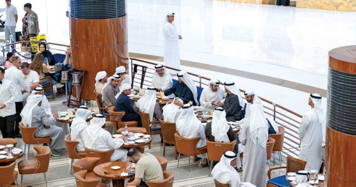  محمد بن زايد وحمدان بن محمد وعلي الشامسي وعمر العلماء ومحمد المزروعي وفيصل البناي 