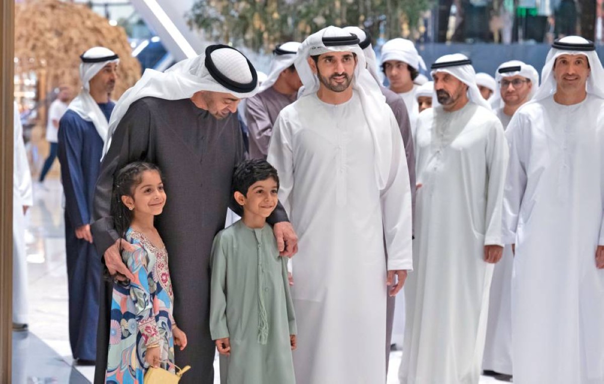 محمد بن زايد خلال الجولة بحضور حمدان بن محمد وحمدان بن محمد بن زايد وأحمد بن سعيد
وهلال المري وأحمد المزروعي  