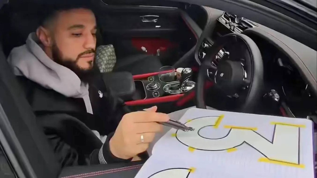 المغربي مزراوي نجم مانشستر يونايتد يصطاد «صائد» توقيعات (فيديو)