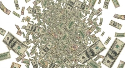 ملايين الدولارات تسقط من السماء في هذه الدولة والسلطات تسارع لإتلافها