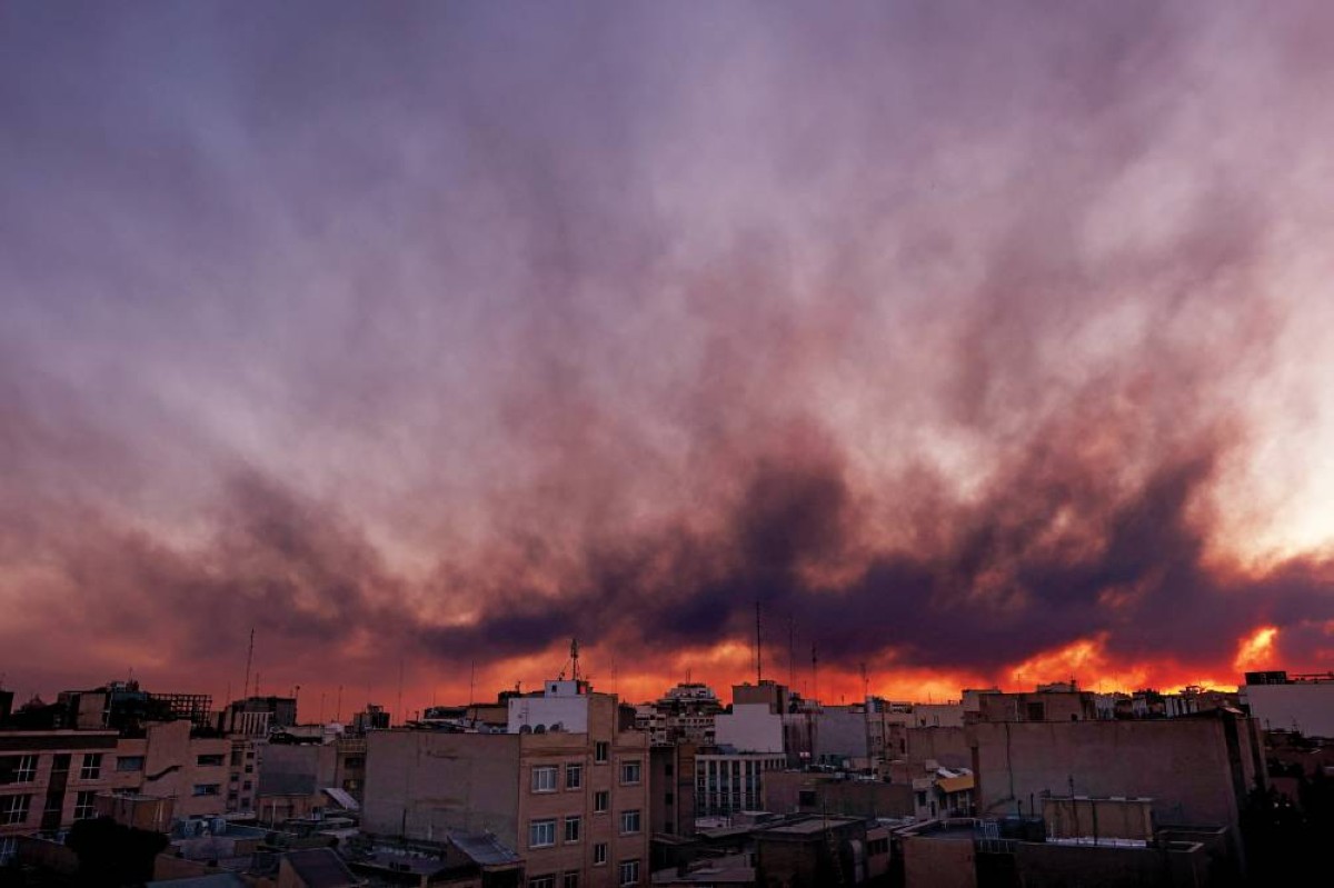 الدخان يغطي سماء طهران بعد غارات أمريكية وإسرائيلية 
