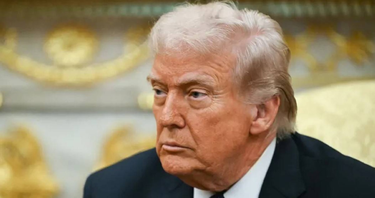 ترامب يتعهد بتأمين حركة الشحن عبر مضيق هرمز