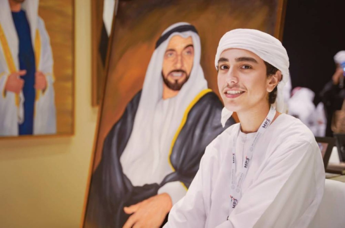 أحمد خميس مع لوحة للوالد المؤسس