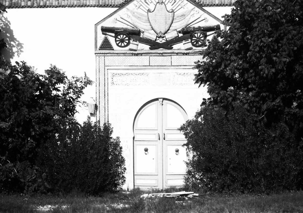 1840 أحمد باي بن مصطفى يؤسس مدرسة باردو كأول مدرسة عصرية في تونس لتخريج الضباط.