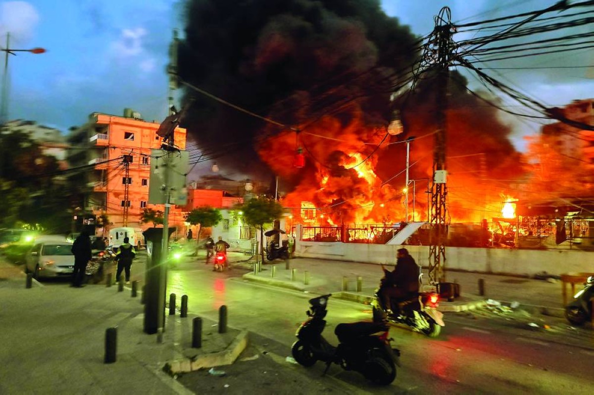  حريق هائل عقب قصف إسرائيلي على محطة للطاقة الشمسية في مدينة صور جنوبي لبنان  